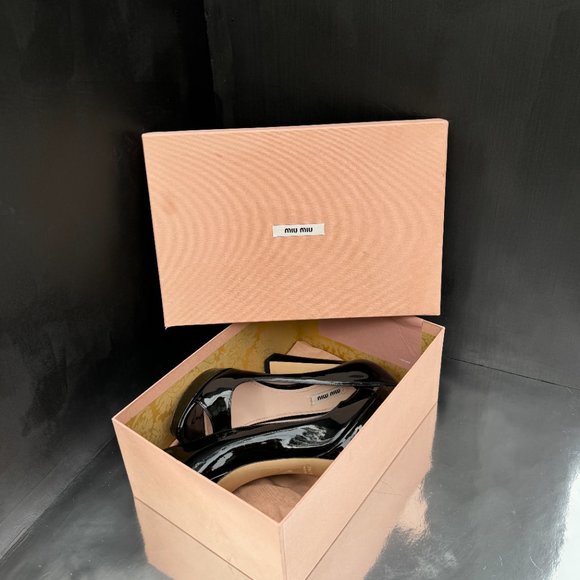 Miu Miu Black Patent Leather Curved Heel Open Toe Vernice Platform PumpsResort 2 - Picture 15 of 15